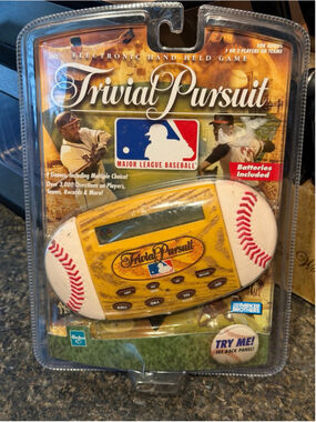 New Trivial Pursuit MLB Electronic Hand Held Trivia Game 1999 Baseball